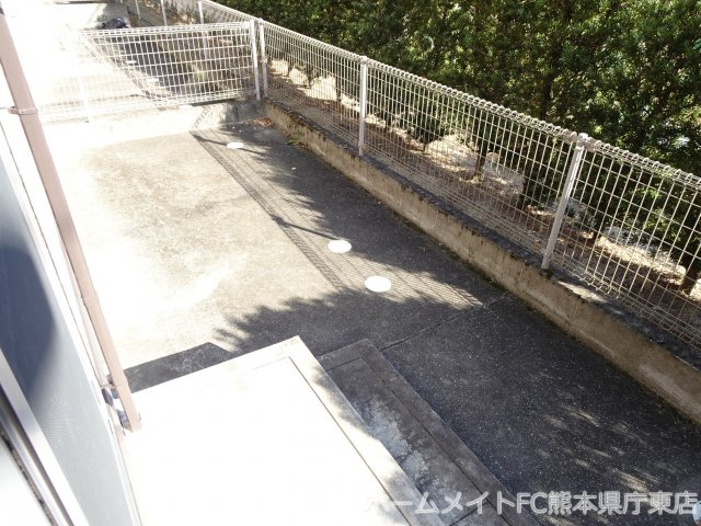 熊本市中央区黒髪６丁目のアパートのバルコニー