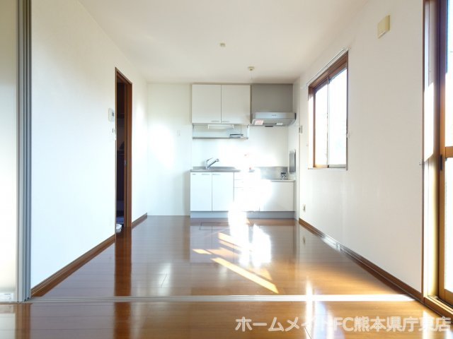 熊本市中央区黒髪６丁目のアパートの居間・リビング
