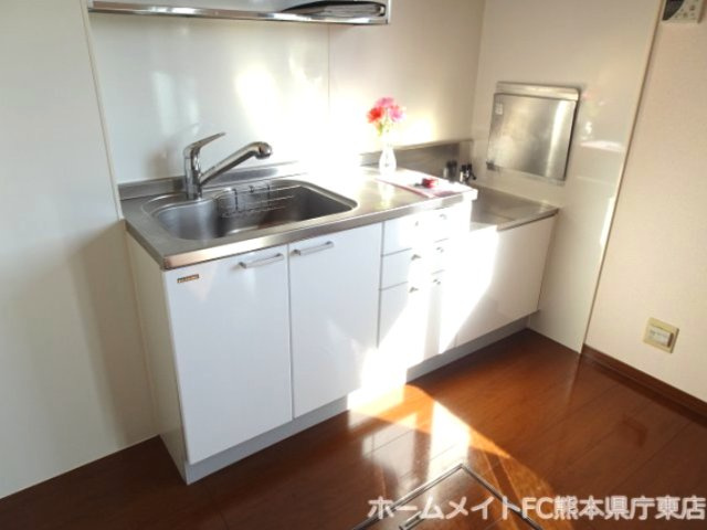 熊本市中央区黒髪６丁目のアパートのキッチン
