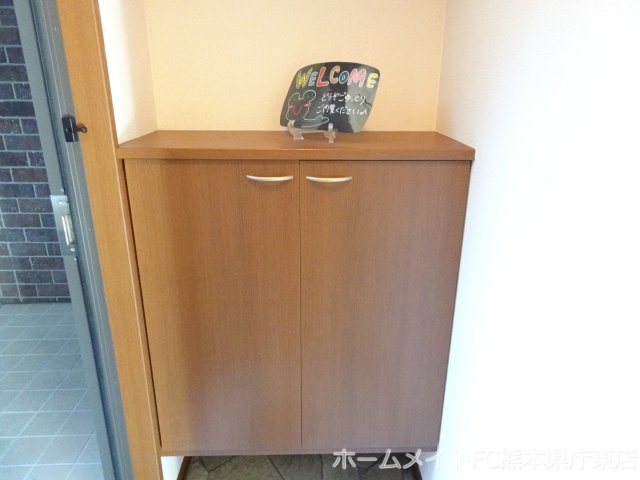熊本市中央区黒髪６丁目のアパートの玄関