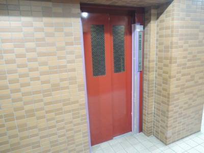 【その他共用部分】 | サングレイス弘明寺壱番館 | お買い物時やベビーカーの出し入れに便利なエレベーター付です。