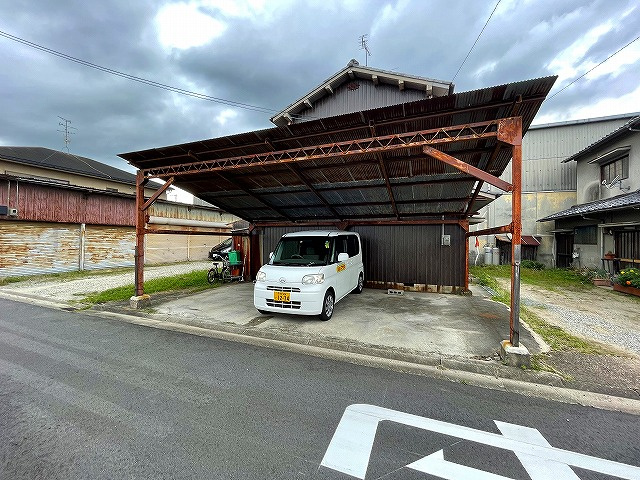 紀寺町家根モータープールの外観