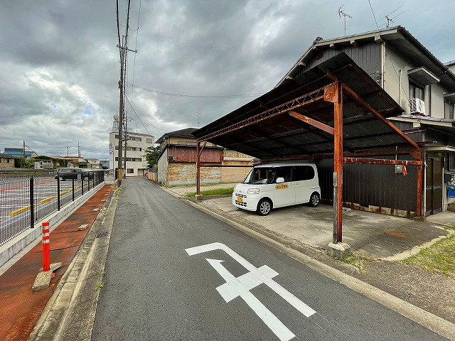 紀寺町家根モータープールの外観