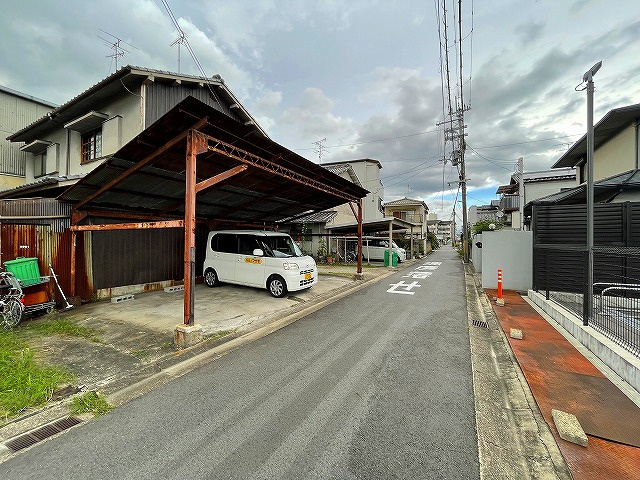 紀寺町家根モータープールの外観