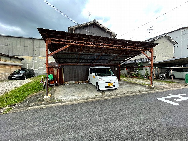 紀寺町家根モータープールの外観