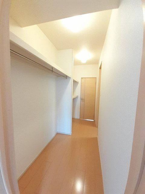 メゾン　クロベルビュー　Ｂの内装|収納力のあるウォークスルークローゼット♪