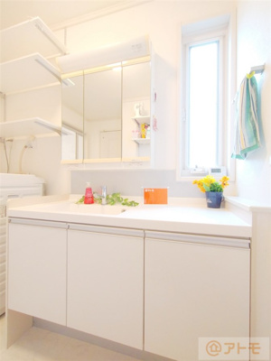 【独立洗面台】 | ☆駿河区下川原南　中古戸建て | 洗面所って朝に込み合いませんか？
広々とした脱衣所、3面鏡の独立洗面台で朝の時間を少しお手伝い！
