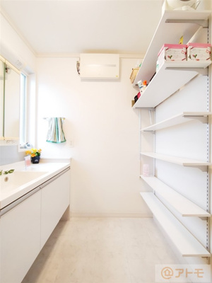 【洗面所】 | ☆駿河区下川原南　中古戸建て | パントリー付きの洗面所はタオルや小物も収納できて注文住宅だからこそできる広さで生活しやすいですね♪