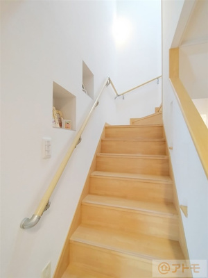【内装】 | ☆駿河区下川原南　中古戸建て | トップライト付きの明るい階段は緩やかで手すりが付いているので、小さなお子様やお年寄りも安心！
