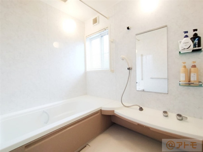 【浴室】 | ☆駿河区下川原南　中古戸建て | 足をのばしてゆっくりとくつろぐことができるお風呂です♪