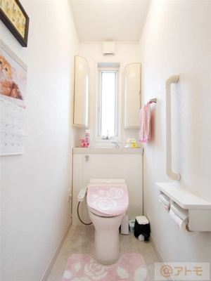 【トイレ】 | ☆駿河区下川原南　中古戸建て | 清潔感のあるトイレです♪
棚も設置されているので、掃除用具や消耗品なども収納可能です！