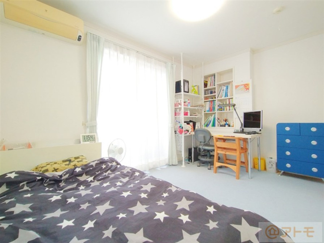 【子供部屋】 | 駿河区下川原南　中古戸建 | 収納豊富な6.8帖の洋室は明るく広々としています！