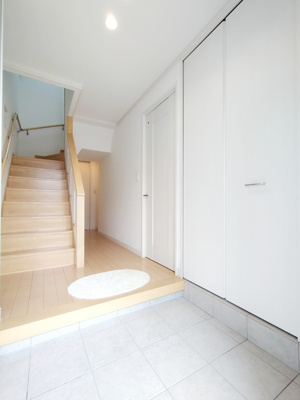 【内装】 | ☆駿河区下川原南　中古戸建て | 玄関の広さって意外と大切ですよね、お客様が来てもお友達が来ても明るくお出迎えできます！