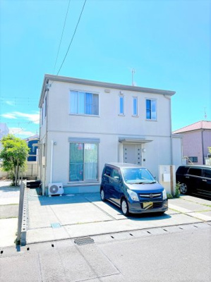 【玄関】 | 駿河区下川原南　中古戸建 | 駐車スペースは広々並列４台！（車種による）前面道路も広く車通りが少ないので、駐車が苦手な方も安心♪