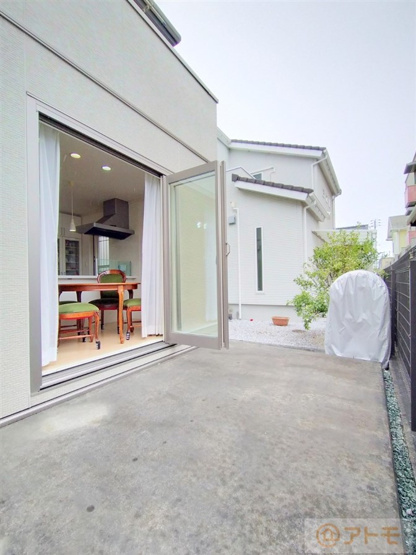 【庭】 | 駿河区下川原南　中古戸建 | オープンドアでカフェテラスのような雰囲気がとてもおしゃれです。