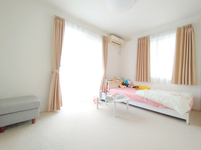 【子供部屋】 | ☆駿河区下川原南　中古戸建て | １Fリビング横の洋室は子供部屋にも主寝室にも使えます