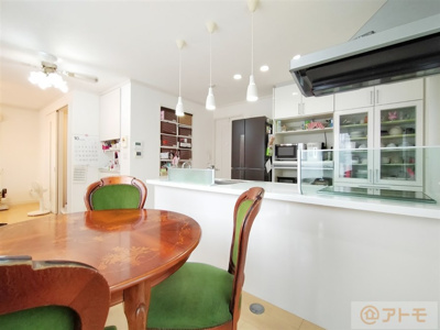 【キッチン】 | ☆駿河区下川原南　中古戸建て | カウンターキッチンでお料理をしながらでも家族と会話できるので楽しくお料理できます！
明るいリビングは家族の笑顔も広がります♪