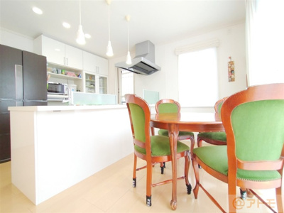 【居間・リビング】 | ☆駿河区下川原南　中古戸建て | できたお料理をすぐに提供できていつでもテーブルを囲める温かみのあるリビングです♪