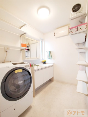 【独立洗面台】 | ☆駿河区下川原南　中古戸建て | 清潔感のある広々とした洗面所は使い勝手良好♪