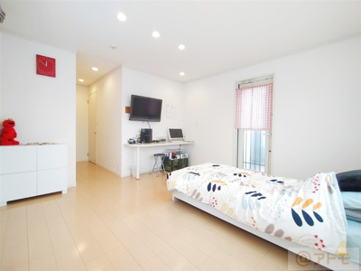 【寝室】 | ☆駿河区下川原南　中古戸建て | 9.9帖の広々とした主寝室には大容量の収納が付いています！