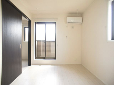 【居間・リビング】 | ラウレア | 快適に過ごせるエアコンが付いています♪