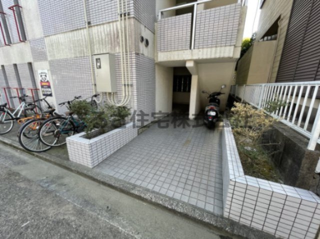 フレクション堀川のエントランス