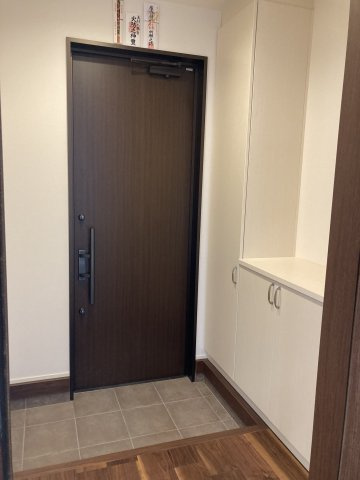 前橋市小相木町　平屋中古住宅の玄関|明るい玄関です
