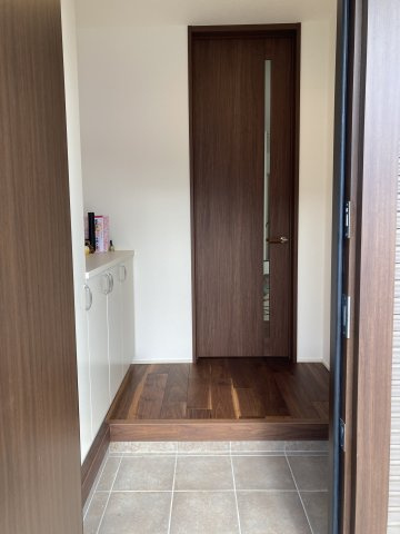 前橋市小相木町　積水ハウス施工　平屋中古住宅の玄関|収納もある玄関です