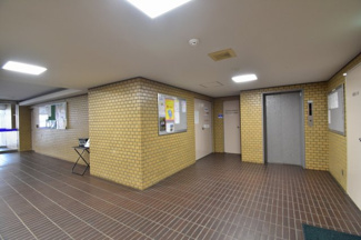 【その他共用部分】 | お買い物時やベビーカーの出し入れに便利なエレベーター付です。