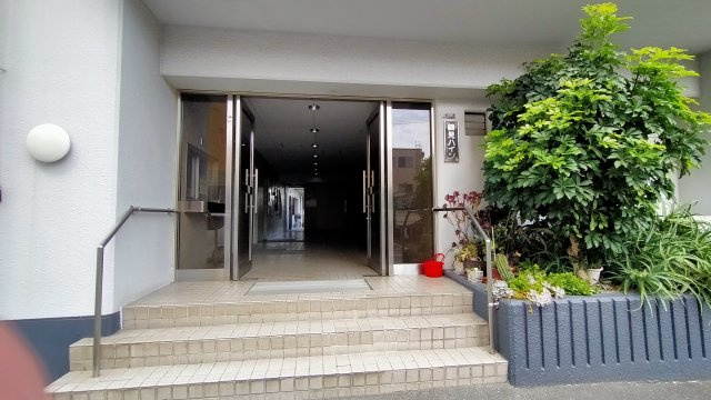 鶴見ハイツのエントランス|こまめに手入れされているエントランスです。