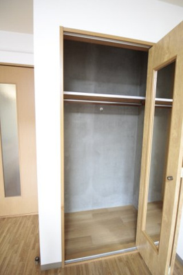 【収納】 | 萩コーポ | 洋室　鏡付きクローゼット