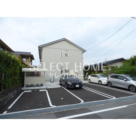 【駐車場】 | グリーンハウス | 駐車場があるので、車を買う予定の方も安心です