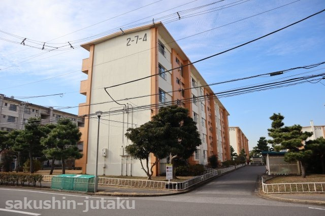 袖ケ浦住宅　人気の１階部分　の外観|袖ケ浦住宅四号棟　京成津田沼駅徒歩１４分　バス便あり「管理事務所停」徒歩３分　駐車場空きあり（使用料月額5000円～8,000円）