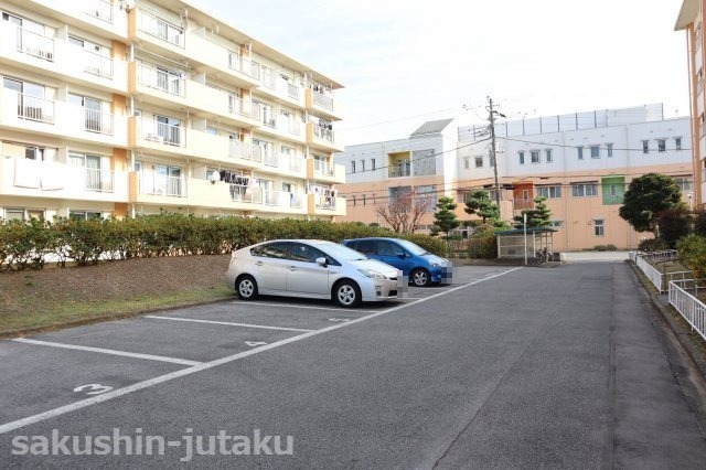 袖ケ浦住宅　人気の１階部分　の駐車場|駐車場空き有り（使用料月額5,000円～8,000円）