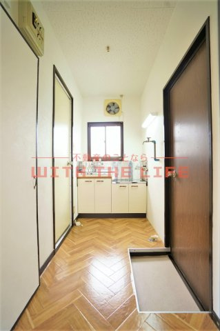 花畑駅前ビル【キャンペーン対象物件】の玄関|明るい玄関です