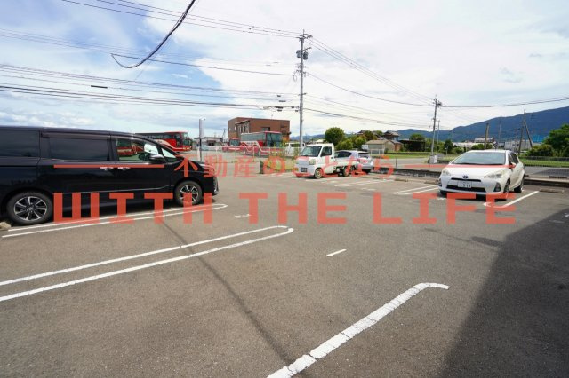 グランドソレーユＲＳ【10，000円キャッシュバック対象物件】の駐車場|車をお持ちの方に嬉しい駐車場付きの物件です