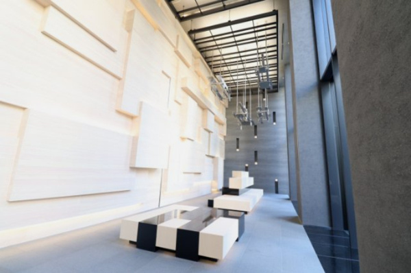 【エントランス】 | 【エントランスホール】高さ約8ｍ、奥行約24ｍを誇る二層吹抜の壮大な回廊。自然素材のインテリアも◎