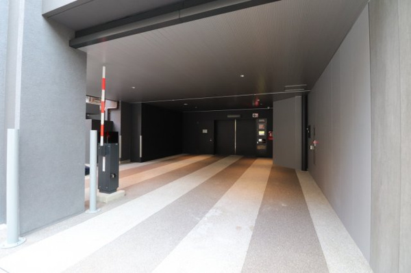 【駐車場】 | 【敷地内駐車場】きちんと整備されたきれいな駐車場です。全部で108台を駐車可能なタワーパーキング！