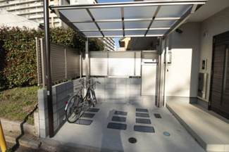 【その他共用部分】 | 屋根付きの駐輪場です。