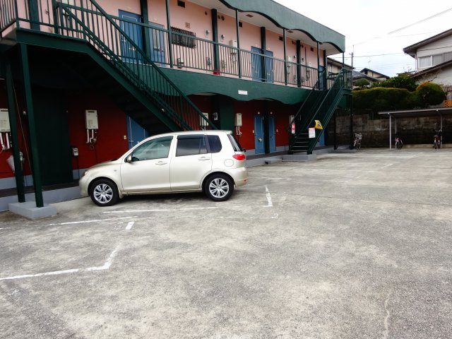 ハイツスタニの駐車場