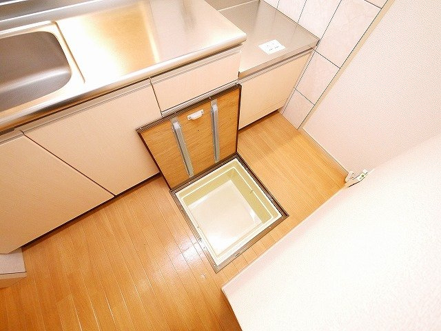 ファミールのキッチン|調味料などを収納できます
