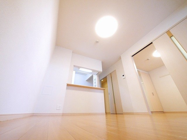 ファミールの居間・リビング|照明付きのお部屋は初期費用が抑えられますよ