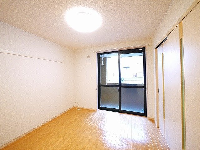 ファミールの洋室|シンプルな色合いのお部屋でくつろげますね