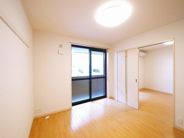ファミールの洋室|明るいお部屋でのんびりしませんか