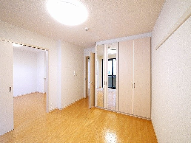 ファミールの洋室|居間への出入りもしやすいつくり