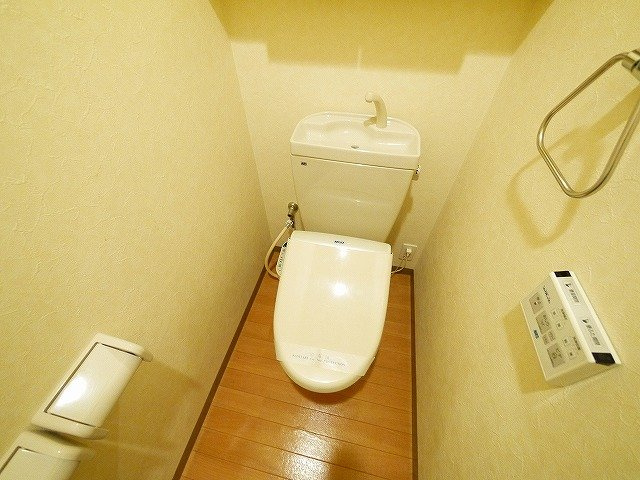 ファミールのトイレ|収納棚もあって便利ですよ
