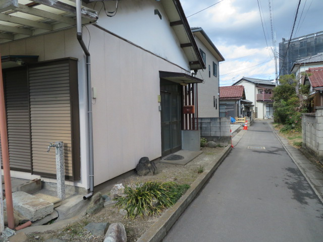 藤岡市上大塚　中古一戸建ての前面道路含む現地写真|前面道路含む現地写真です