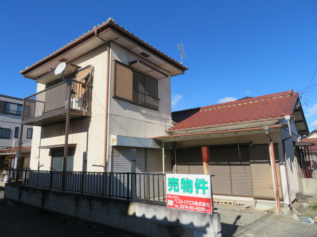 藤岡市上大塚　中古一戸建ての外観|前面道路含む現地写真です