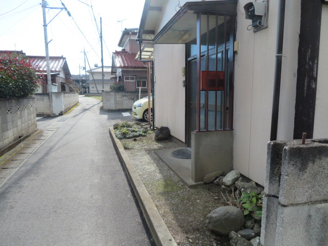 藤岡市上大塚　中古一戸建ての前面道路含む現地写真|前面道路含む現地写真です