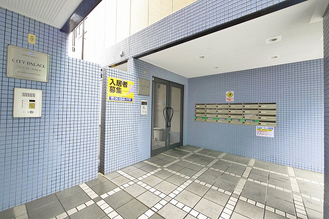 シティパレスやすらぎの道Ｐ５のエントランス|オートロック付きで安心ですね。